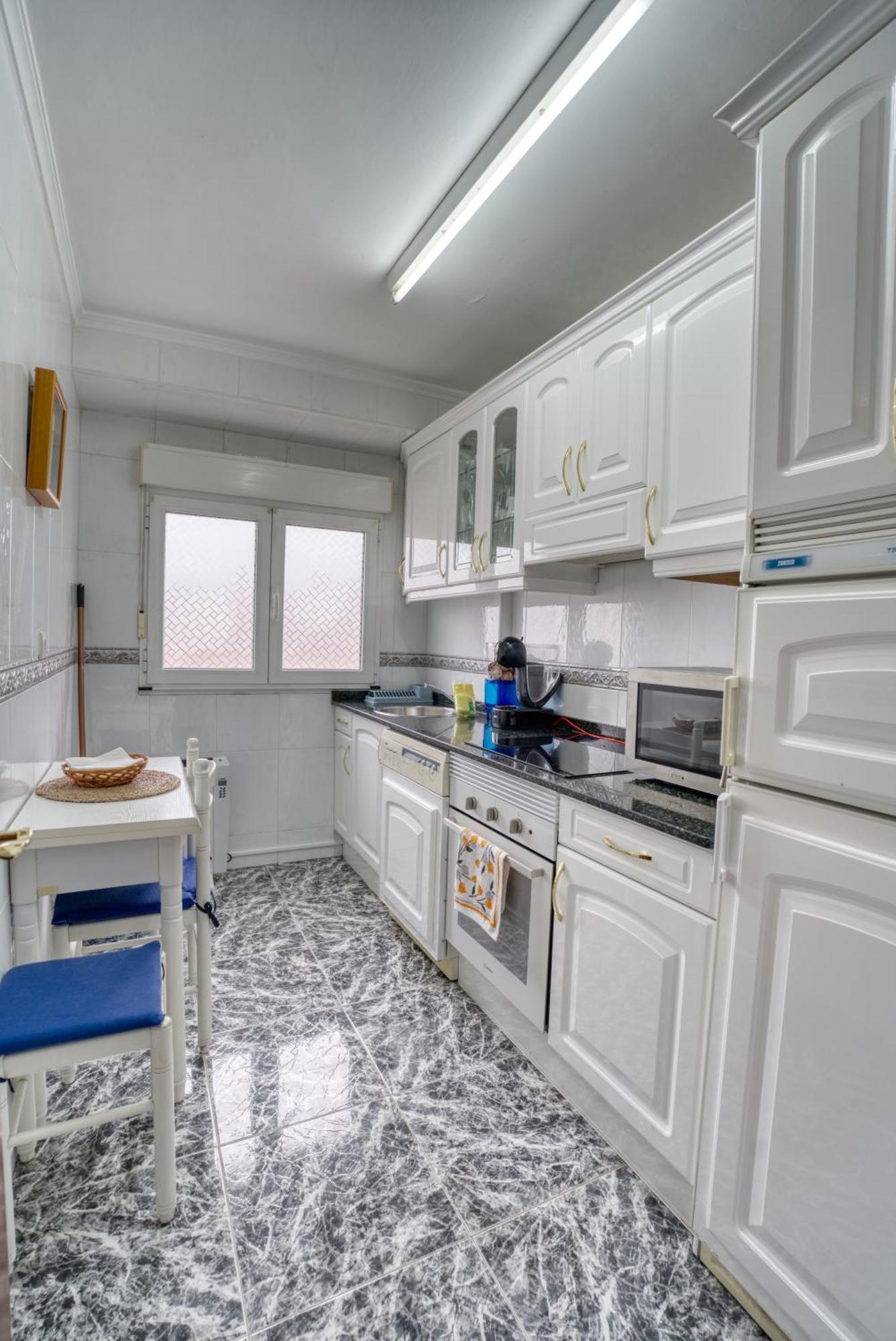 Apartamento Muy Amplio, Con Wifi Y A 12 Minutos Del Centro Gijon Bagian luar foto