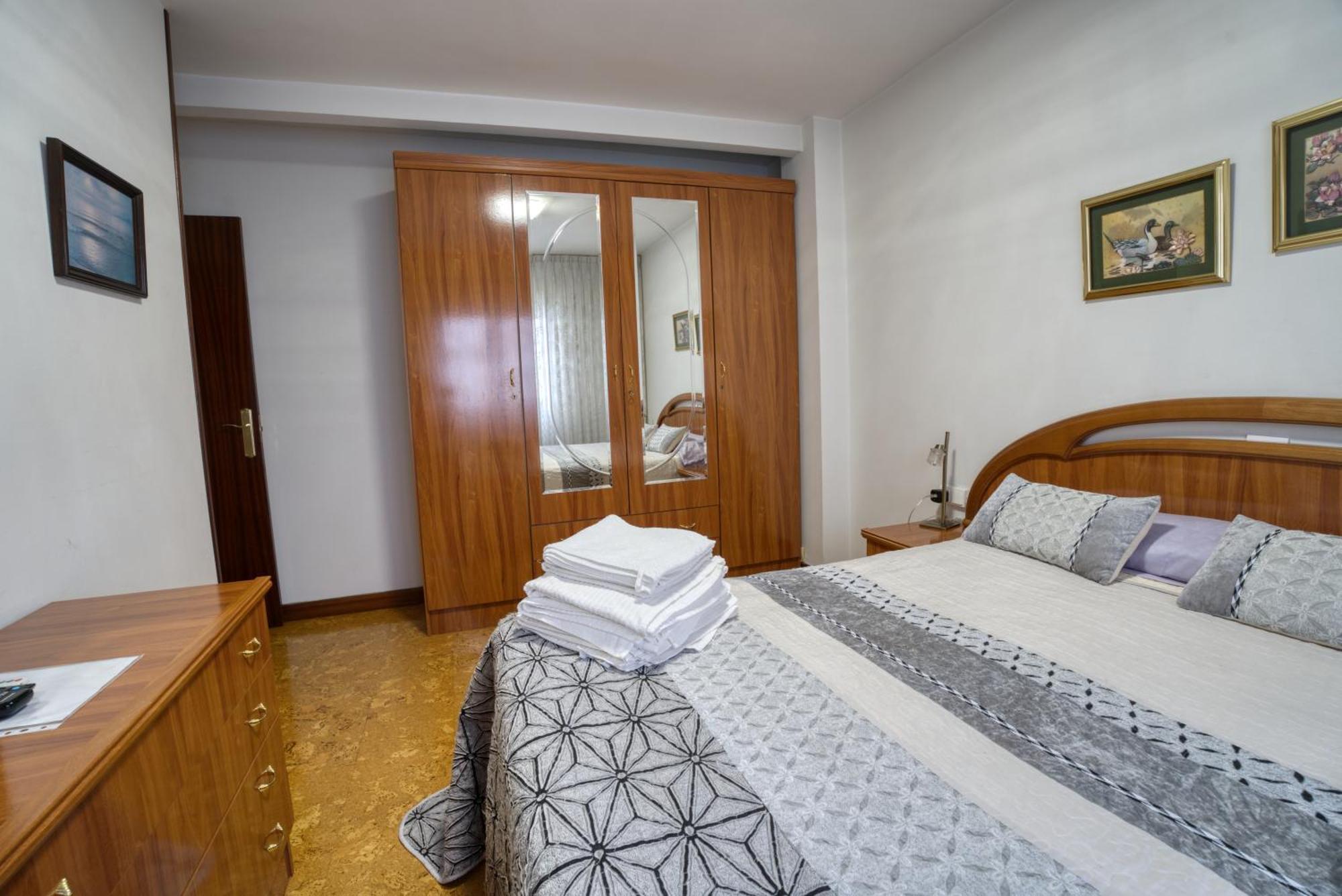 Apartamento Muy Amplio, Con Wifi Y A 12 Minutos Del Centro Gijon Bagian luar foto